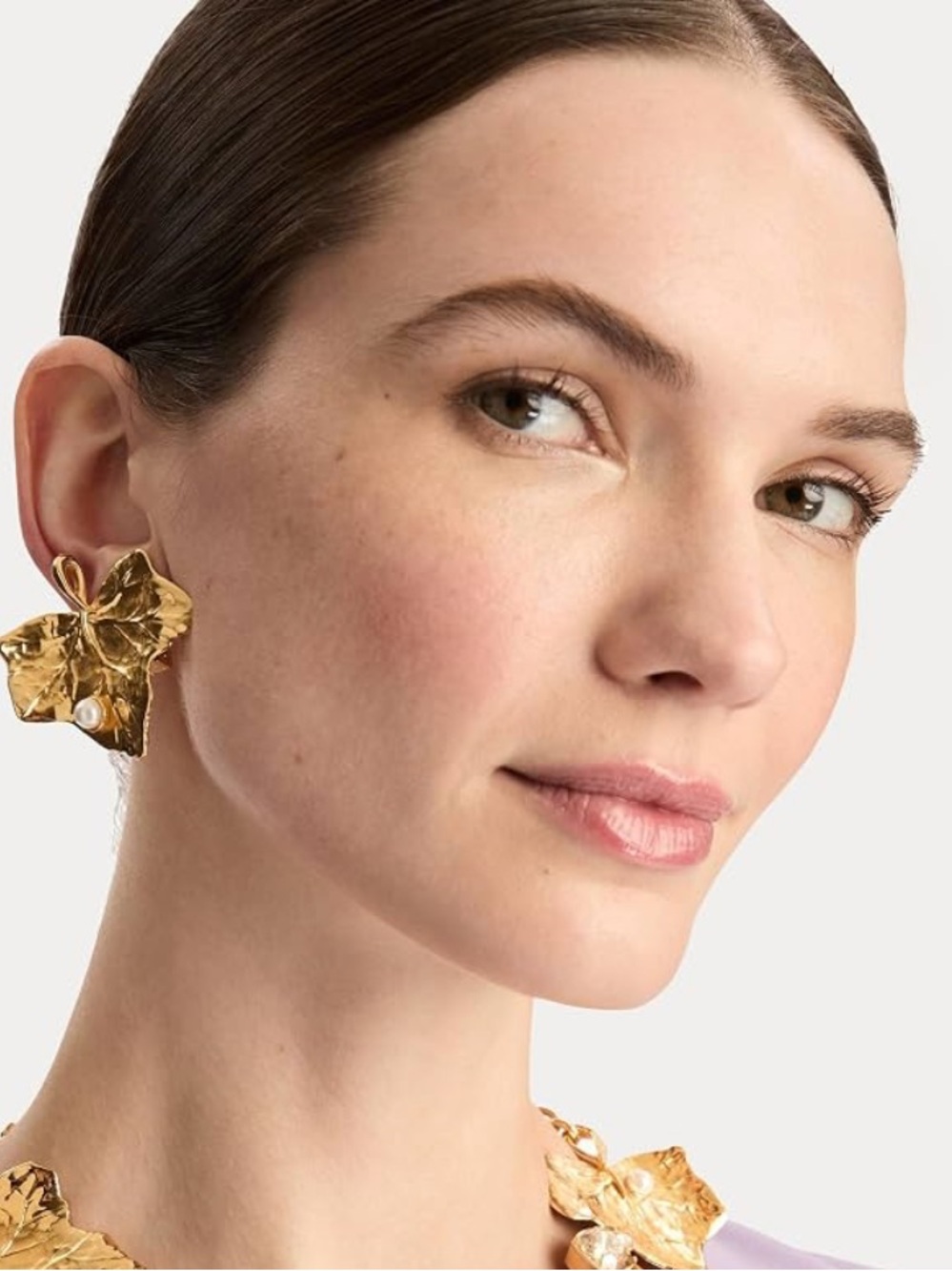 Oscar de la Renta • Ivy Leaf with Pearl Gold Plated Clip- on Earrings - Picture 14 of 15